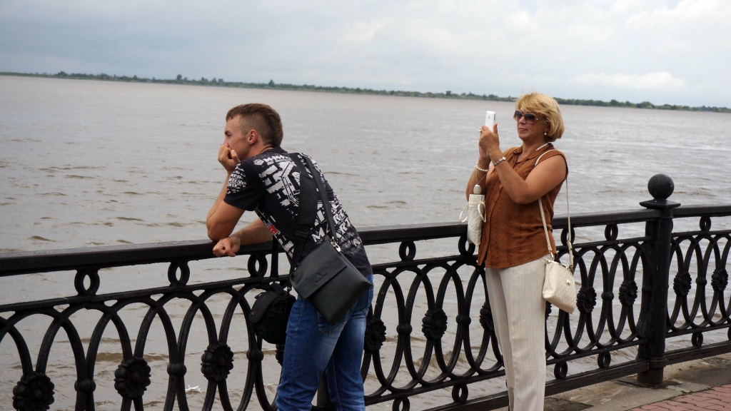 Стремительно наполняющийся Амур полностью приковал к себе внимание хабаровчан, Фото с места события собственное