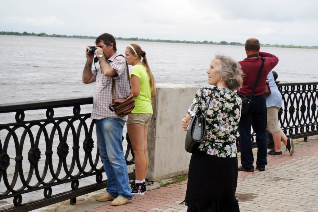 Люди со всего города и Хабаровского района приезжают на центральную набережную, Фото с места события собственное