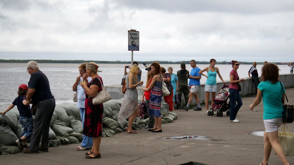 Люди приходят на набережную Амура посмотреть, насколько поднялась река, Фото с места события собственное