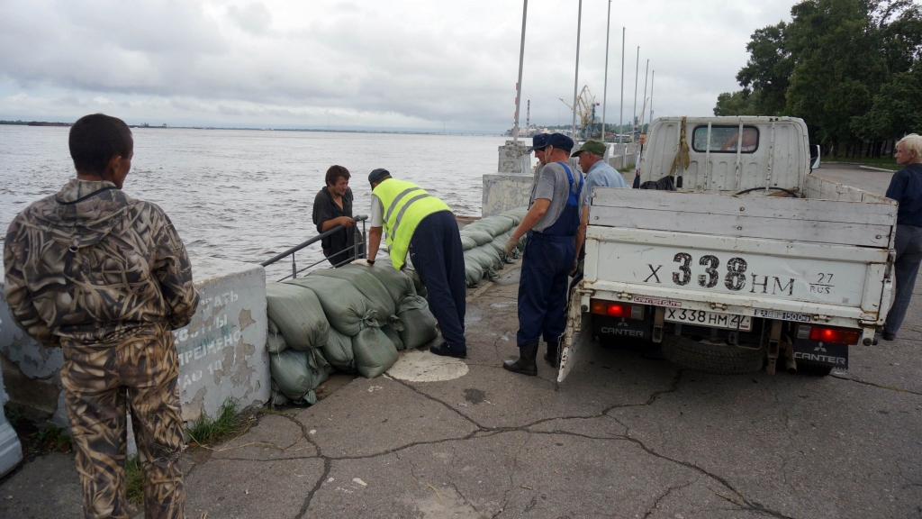 Рабочие продолжают везти и выкладывать мешки с песком для возведения защитных сооружений о, Фото с места события собственное
