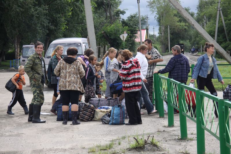 Духовную поддержку оказал священник из Биробиджана пострадавшим от паводка, Фото с места события из других источников