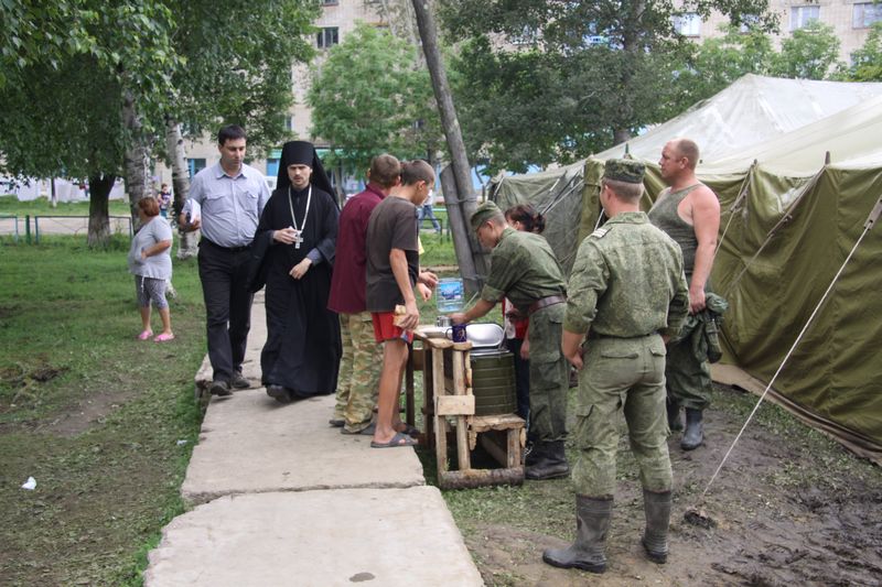 Духовную поддержку оказал священник из Биробиджана пострадавшим от паводка, Фото с места события из других источников