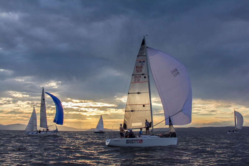 Гонки завершились только к 22.00, Фото с места события из других источников
