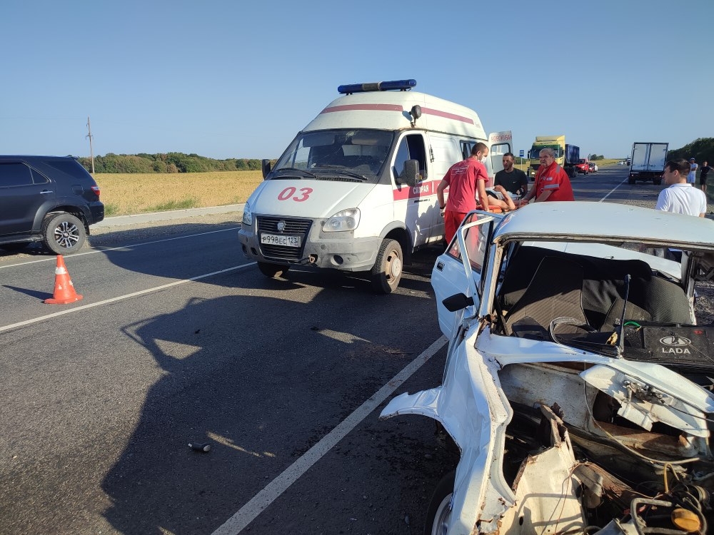 Спасатели извлекали раненного водителя из авто после "лобового "ДТП на Кубани С Telegram-канала: t.me/kubanspas