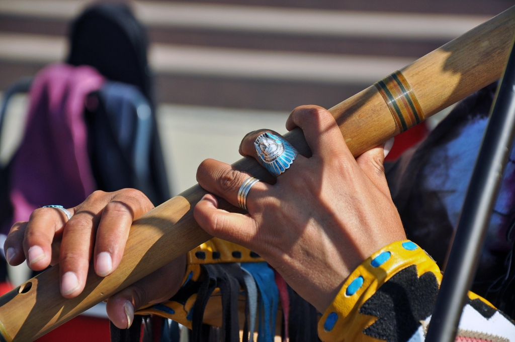 Этнической музыкой в исполнении индейцев наслаждались прохожие в центре Иркутска, Фото с места события собственное