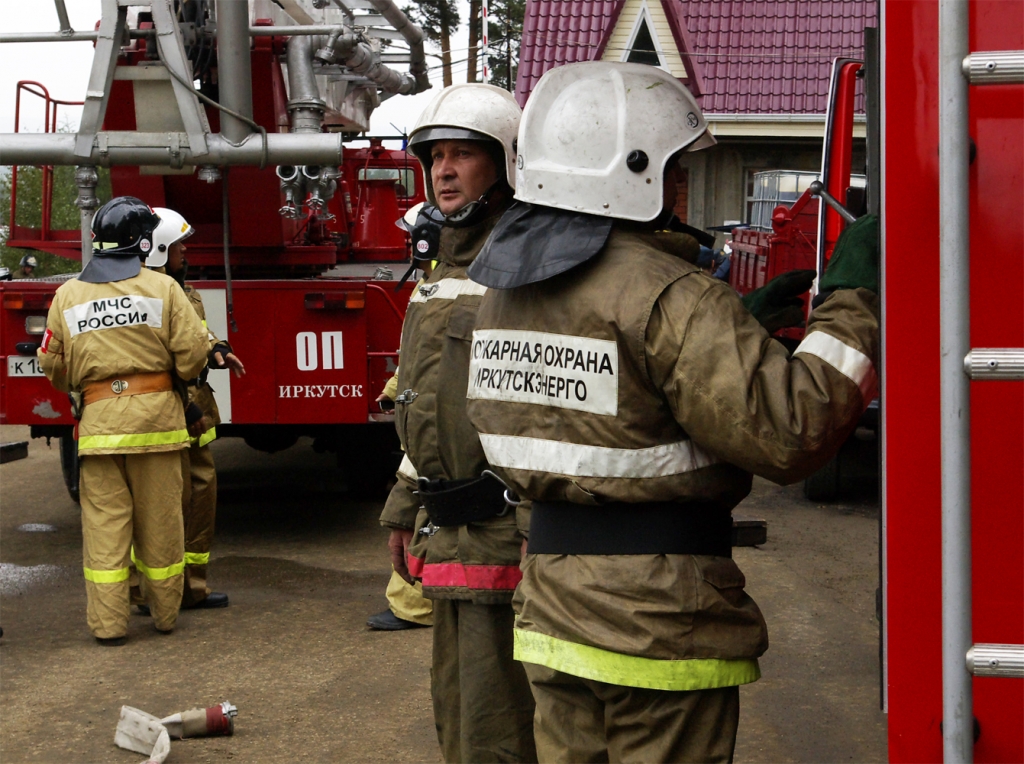 Пожар на нефтяной базе полностью потушили в Ангарском районе Иркутской области, Фото с места события из других источников
