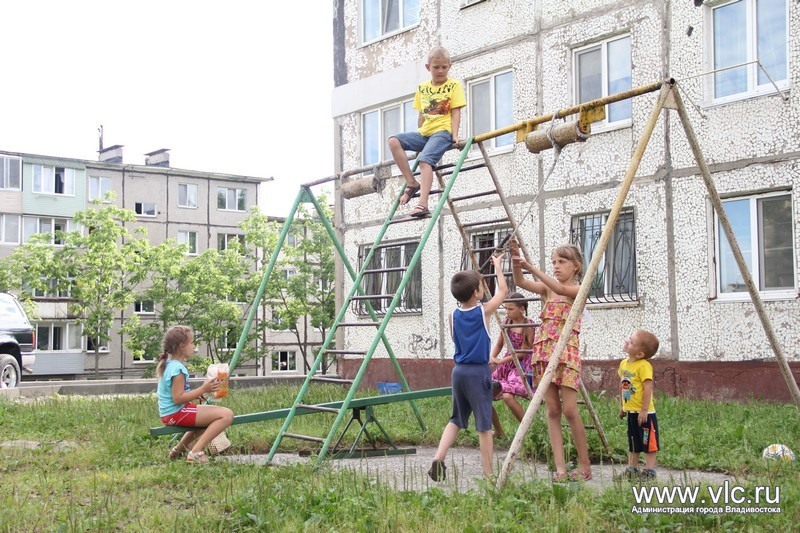 Жильцы многоэтажки на Добровольского провели субботник, Фото с места события из других источников