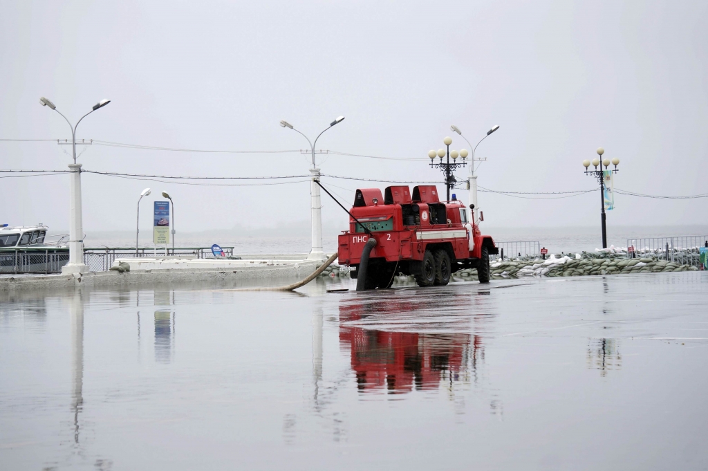 Техника в течение всего дня откачивает воду с набережной, Фото с места события собственное