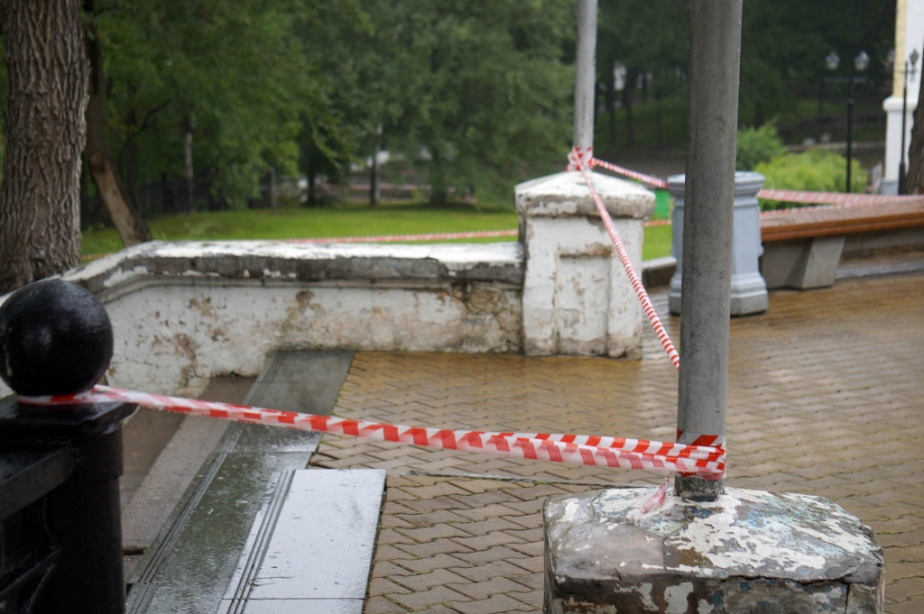 Заградительные ленты в некоторых местах уже перевязывают, отдаляя людей от набережной, Фото с места события собственное