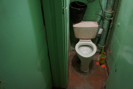Туалет в студенческом общежитии, Фото с места события собственное