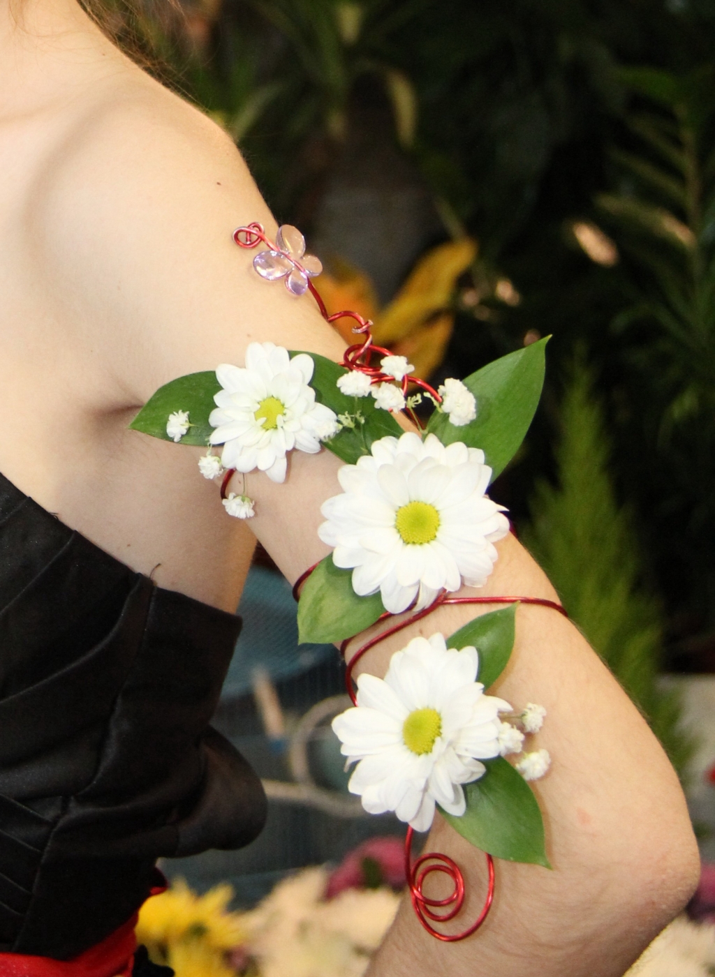 Девушек украшают цветы. Флористическое украшение на руку. Живые цветы в руках. Браслет из живых цветов на руку. Украшения с живыми цветами.