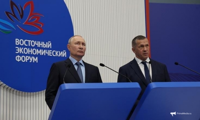 Президент РФ Владимир Путин и полпред Юрий Трутнев на церемонии запуска Удокана