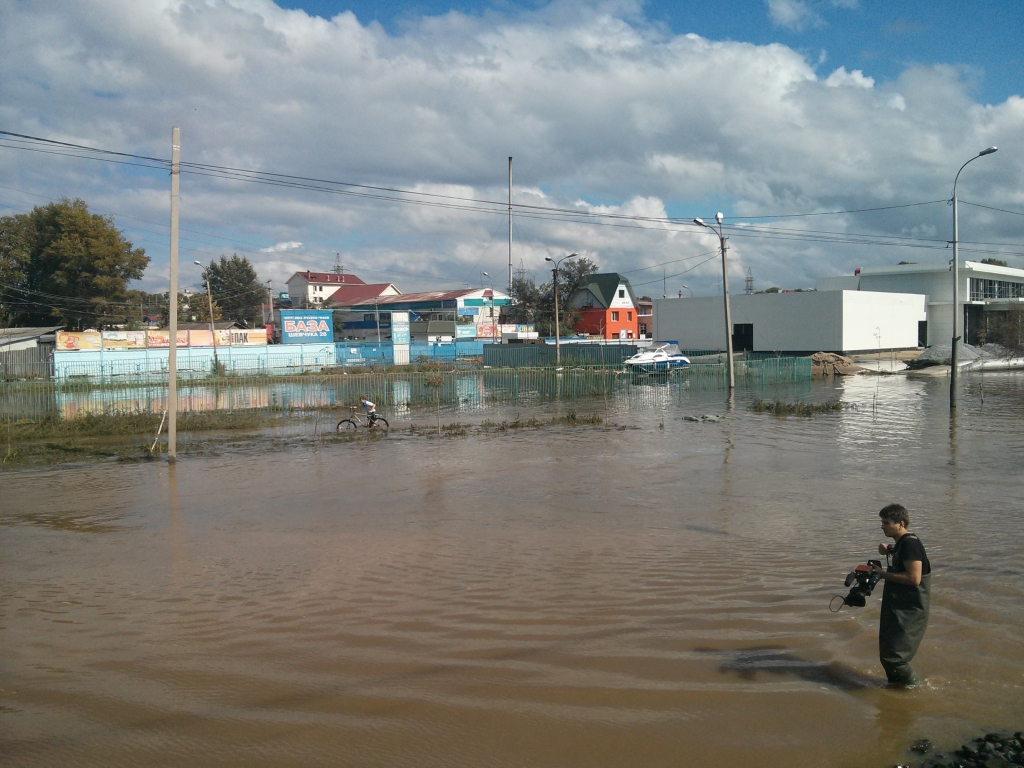 Вода залила все окрестности затона, Фото с места события собственное