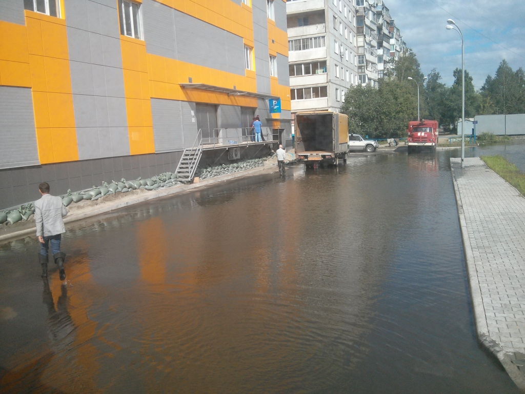Потоп на улице Вахова, Фото с места события собственное