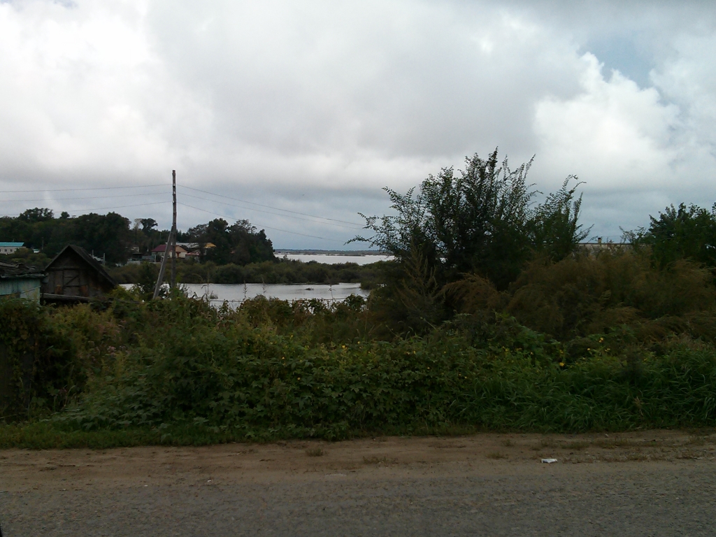 Вода разлилась далеко за пределы привычного русла Амурской протоки, Фото с места события собственное