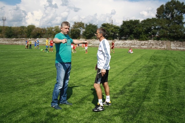 Мэр Биробиджана надеется, что новое поле подарит стране талантливых футболистов, Фото с места события собственное