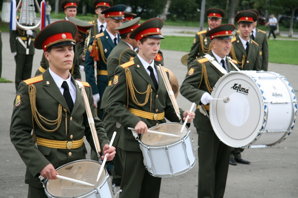 Музыка военных оркестров. Форма военного оркестра. Форма военных музыкантов. Музыканты военного оркестра. Военный духовой оркестр инструменты.