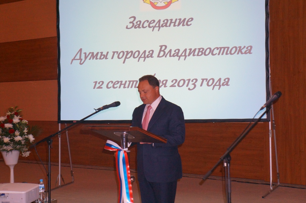 Игорь Пушкарев произносит слова присяги Александр Салков