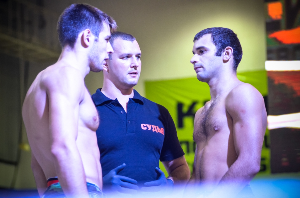 Рефери и бойцы в ринге, Фото с места события собственное