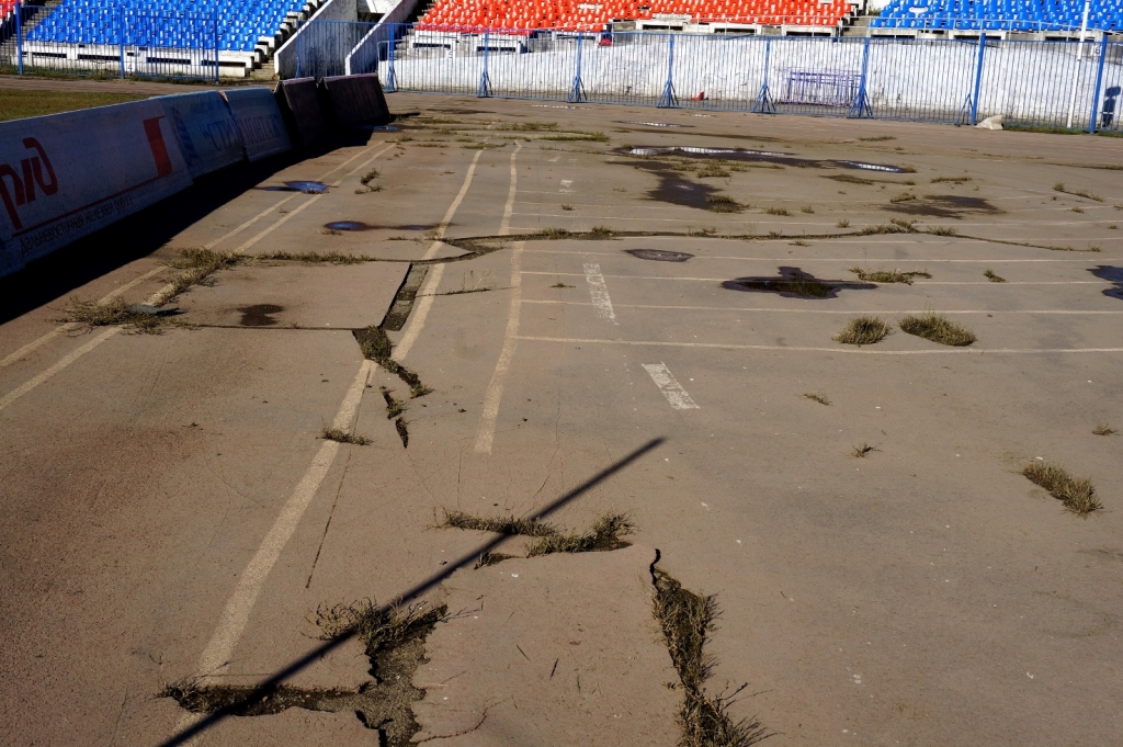 Стадион в хабаровске. Наводнение в Хабаровске стадион имени Ленина. Стадион Хабаровск затопило. Затопленный стадион Белово. Стадион в Рославле затоплен.