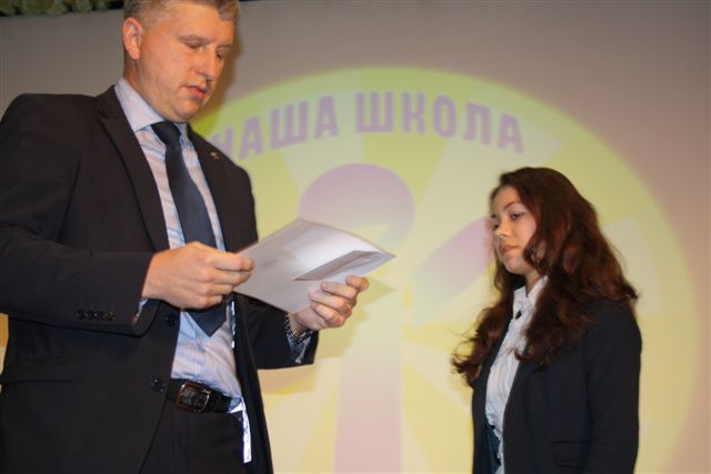 Владиславе Решетниковой мэр премию отдал не сразу, Фото с места события собственное