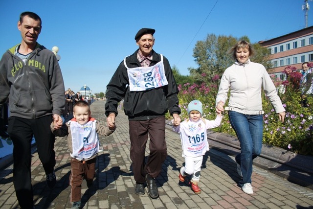 Ветеран Юрий Опенько с юными спортсменами на финише кросса, Фото с места события собственное