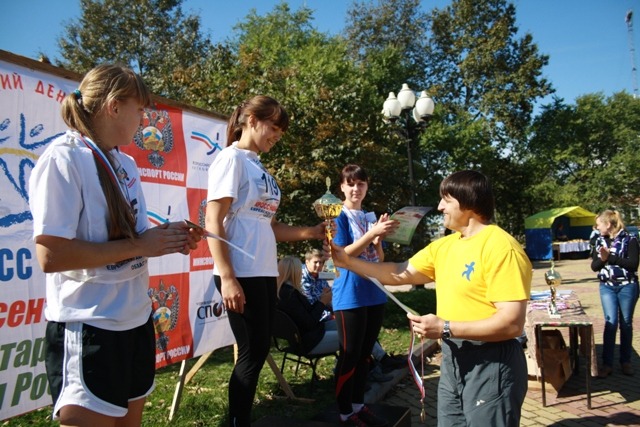 Владимир Марковский награждает Наталью Банщикову, Фото с места события собственное