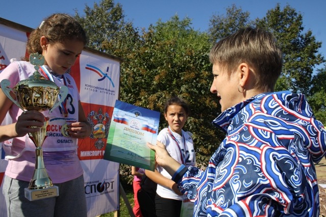 Ольга Пашнина награждает Елену Каркасову кубком и медалью за первое место, Фото с места события собственное