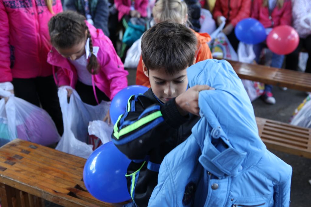 Теплые вещи пришлись впору, Фото с места события из других источников