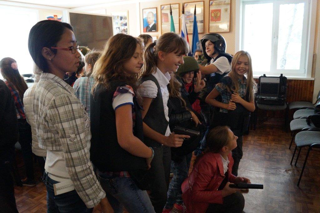 Ребятам показали образцы стрелкового оружия Пресс-служба УМВД по Сахалинской области