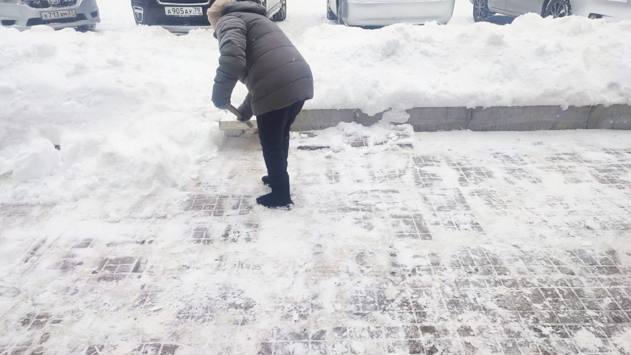 Некоторые организации разгребли снег, освободив крошечные пятачки около своих зданий