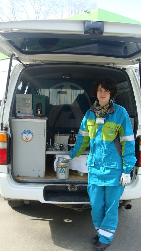 Лаборант МСКК Евгения Битюцкая уже несколько лет работает в мобильной лаборатории, Фото с места события собственное