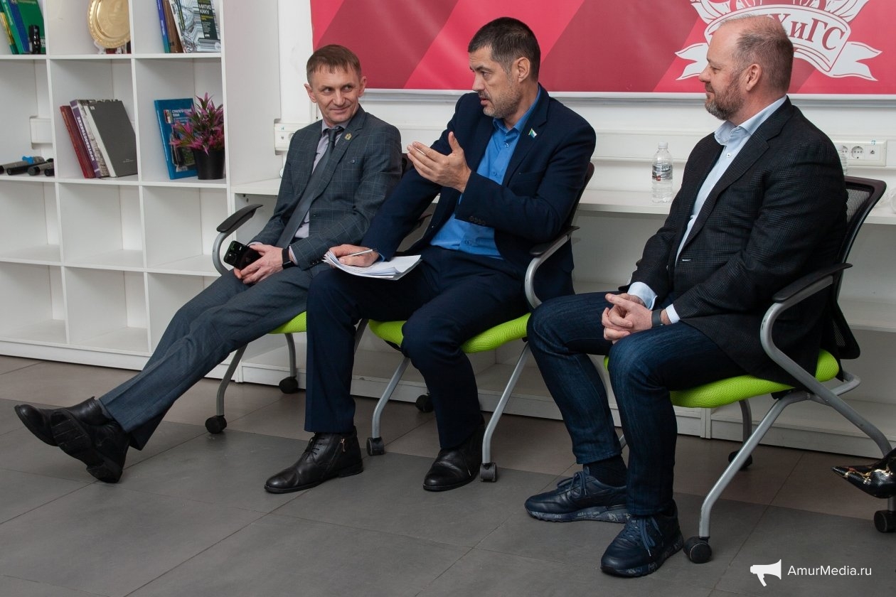 Дмитрий Пугачев (в центре) рассказал о возможностях нацпроекта