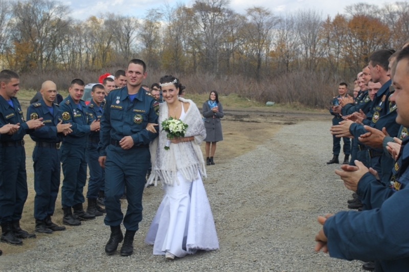 Жених с невестой, Фото с места события из других источников