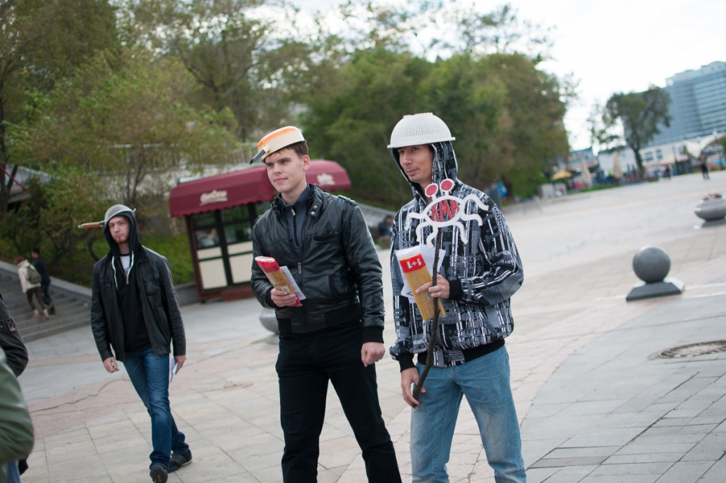 Прохожих угощали конфетами и макаронными изделиями, Фото с места события собственное