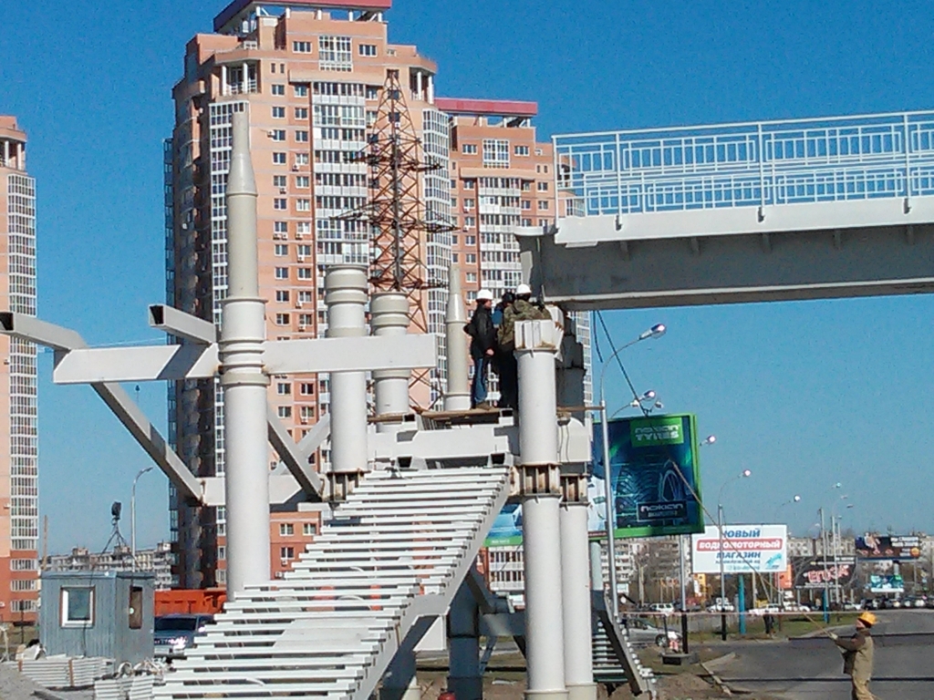 Рабочие закрепляют перекрытие, Фото с места события собственное