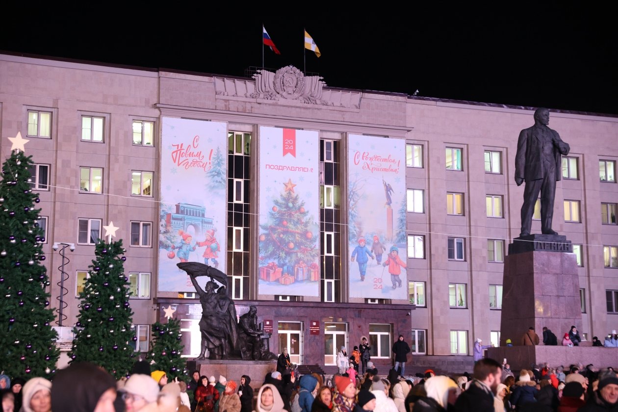 Огни на главной Новогодней ёлке зажглись в Ставрополе