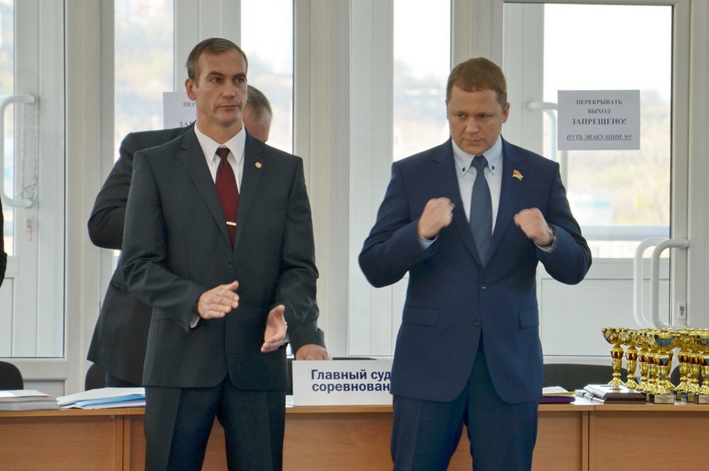 Евгений Рылов (справа) привтсвует учатников первенства и чемпионата Владивостока по КУДО, Фото с места события собственное