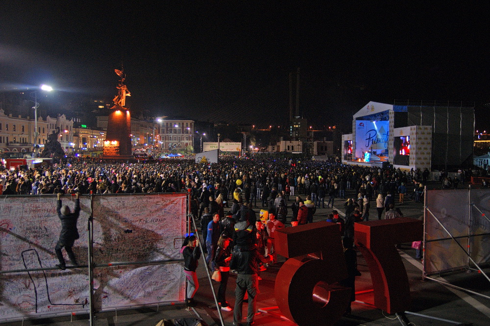 Победа на сегодня владивосток канал. Концерт на площади Владивосток. Владивосток площадь. Концерт на площади Владивостока сегодня. Центральная площадь Владивостока сегодня.