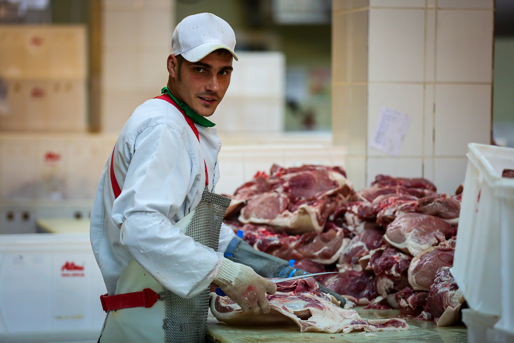 Для приготовления сосисок используется Алтайская свинина и говядина высшего сорта, Фото с места события собственное