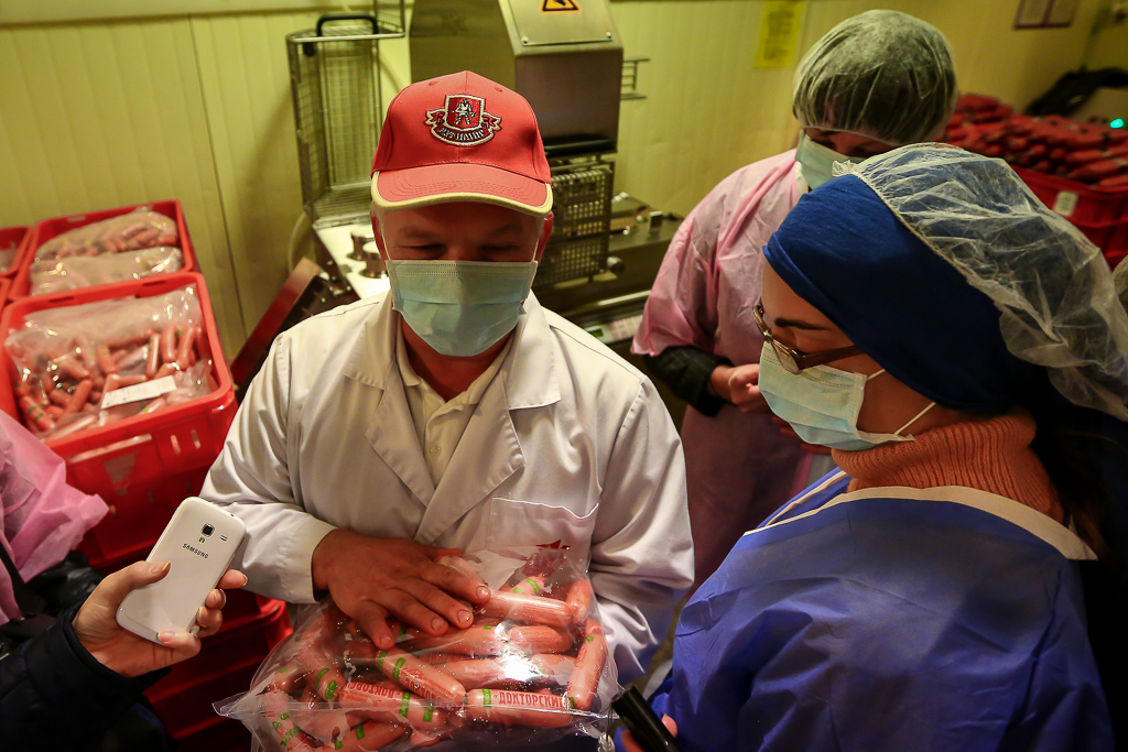 Сосиски фасуются в упаковку по 2 кг, Фото с места события собственное