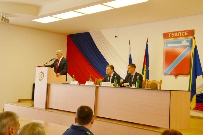 Церемония вступления в должность нового главы Туапсе Артема Береснева