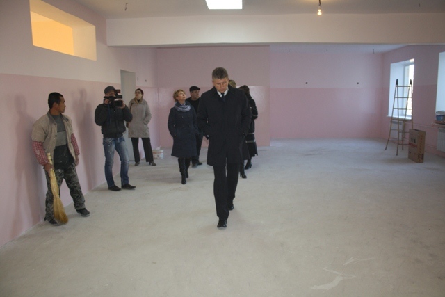 Члены штаба контролируют ход работ, Фото с места события собственное