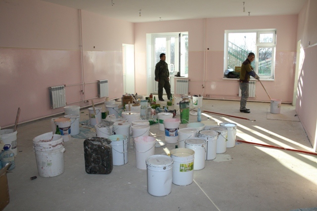 Продолжаются работы по покраске стен, Фото с места события собственное