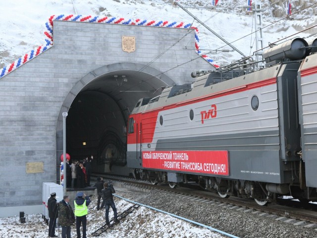 Первый поезд прошел по тоннелю, Фото с места события из других источников