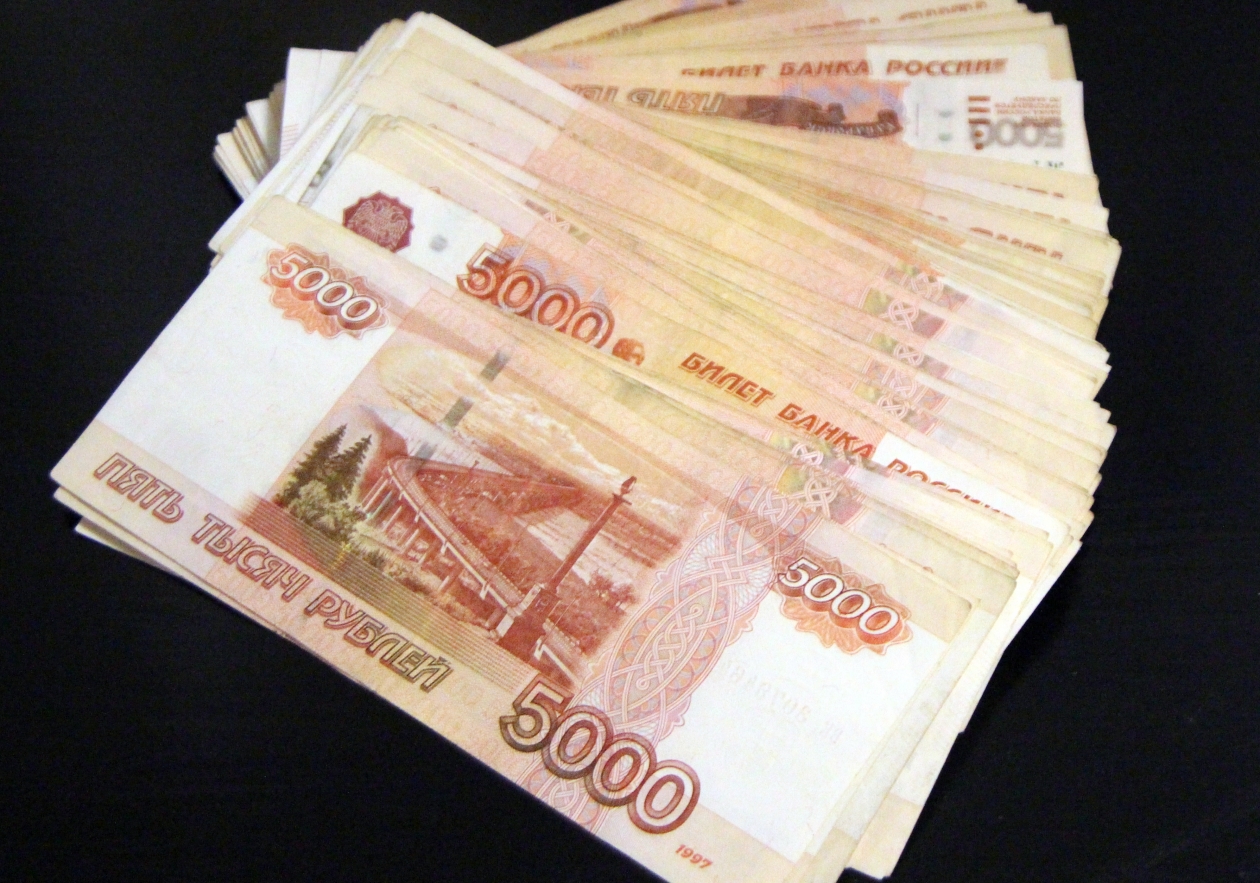 Пятитысячные , деньги, взятка, коррупция, рубли, финансы, банкноты 5000 рублей, афера. махинация, сумма. наличные, мошенничество