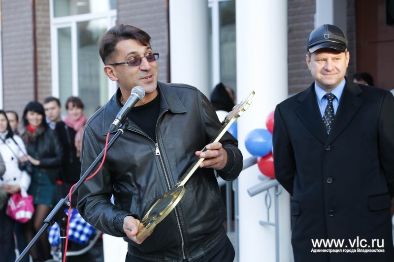 Вручение ключей от новой школы, Фото с места события из других источников