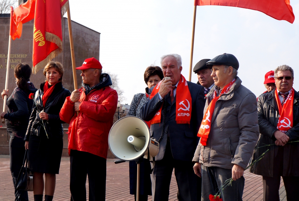 Первый секретарь горкома КПРФ Виталий Елизарьев открывает митинг, Фото с места события собственное