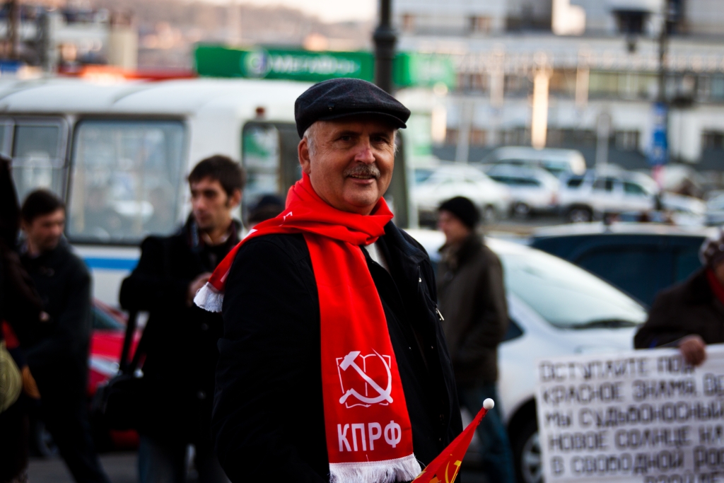 Участник митинга в шарфе КПРФ , Фото с места события собственное