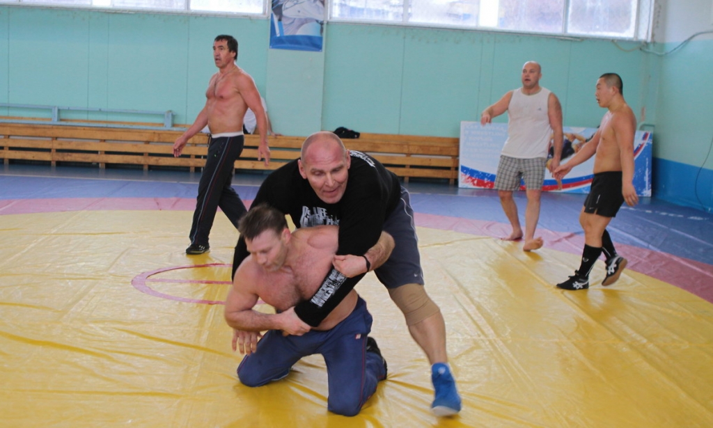 Депутат Госдумы Александр Карелин сыграл в "борцовский баскетбол" на Сахалине, Фото с места события из других источников